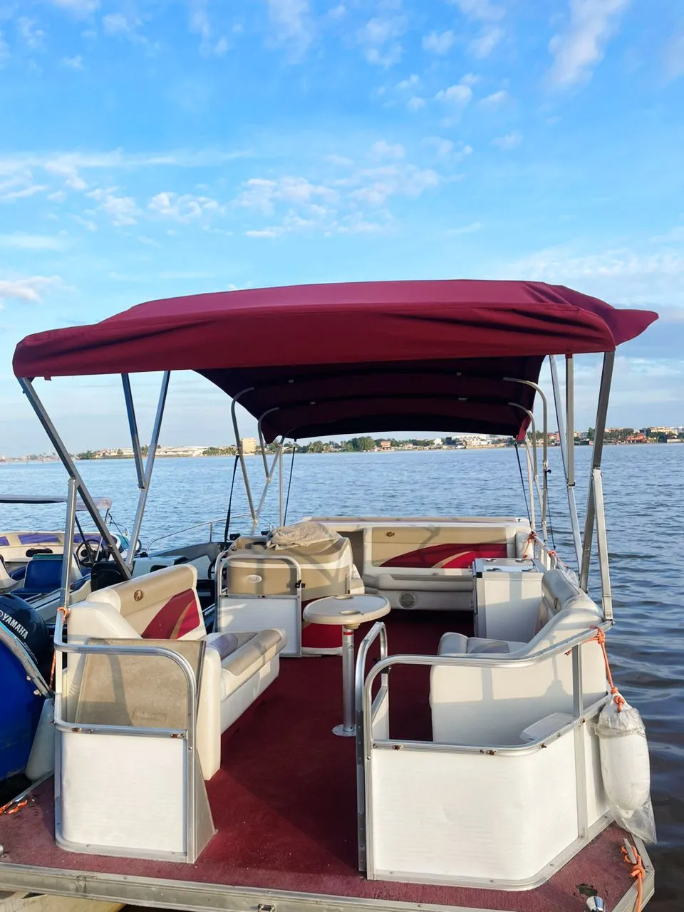 Le lounge ponton · embarcation Sunset Tour sur la lagune Ébrié