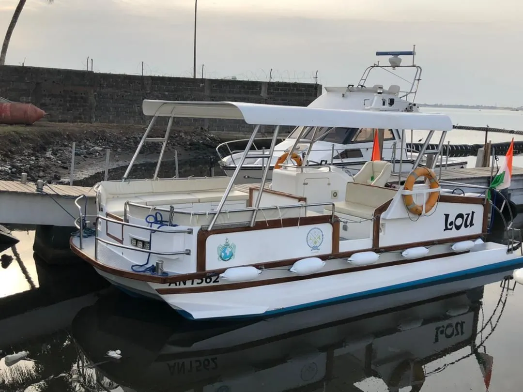 Le runabout privé · embarcation Sunset Tour sur la lagune Ébrié