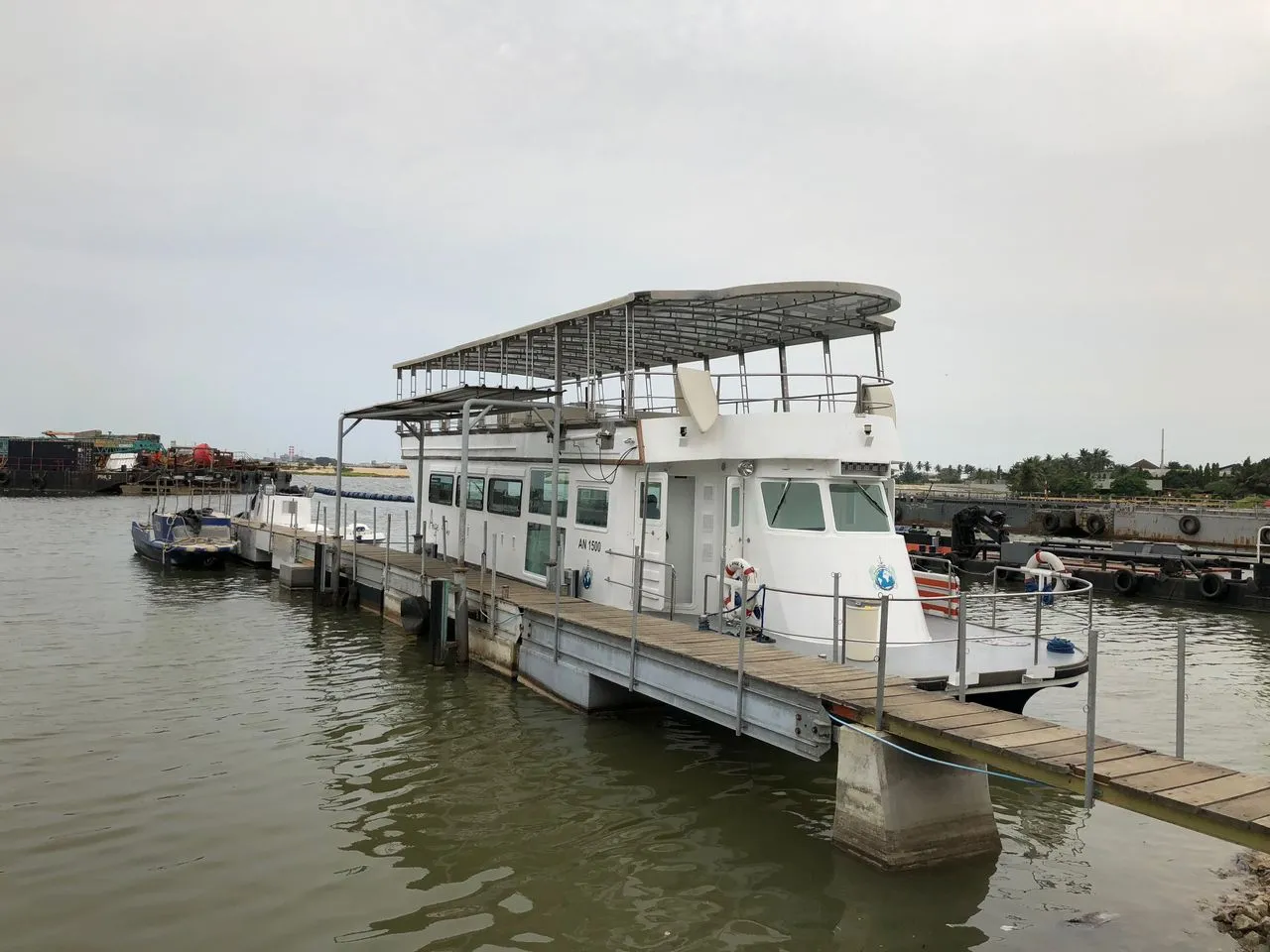 Le grand double-pont · embarcation Sunset Tour sur la lagune Ébrié